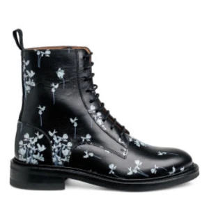  - ERDEM x H&M. Ett par kängor i läder med tryckt mönster. Kängorna har ankelhögt skaft med hälla bak samt snörning fram. Foder och innersula i läder. Dainite®-yttersula med extra bra grepp och skön komfort. Klackhöjd 3 cm. Kängorna levereras i en dustbag i textil med dragsko upptill. 100% läder.