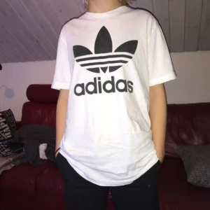  - Adidas originals tischa  i kill-m sitter som en lite baggy s/m 🖖🏻🖖🏻  Skick: bilderna är rättvisa, lite lite urtvättad annars grymt! 