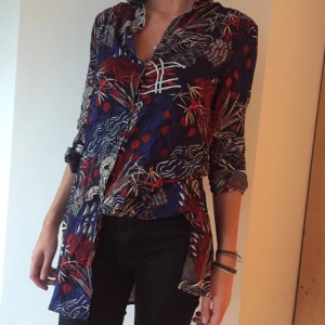  - Härligt mönstrad skjorta från HM. Aldrig använd, strl 36. Tunn och skön.