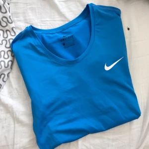  - Blå Nike tränings t-shirt ! Modell : Nike pro, dri - fit , sparsamt använd , köparen står för frakten