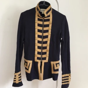  - Supercool jacka/tröja i sweatshirt-tyg med sjömansinspiration. Blå i tyget med fina guldiga detaljer och knappar. Från Ralph Lauren Denim and Supply.