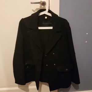  - Svart ull jacka med guld knappar. Jätte skön och varm, det bara passar inte min stil.  Köpt i spanien för två år sen men i jätte bra stick, bara använt ett par gånger.    Jäg använder storlek 36 egentligen så den e inte så stor som man tror ! 