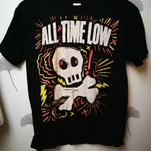  - All time low tröja, möt upp mig eller så skickar jag den, frakt beror på vad det kostar.