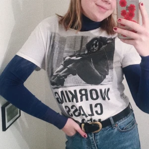  - Assnygg blå turtleneck!! Jättefin under t-shirts och linnen också!