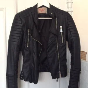  - Skinnjacka från Chiquelle i storlek 36. Ordinarie pris: 699 kr. Ena fickan är trasig på insidan, annars i fint skick. Kan hämtas i Stockholm eller så står köparen för frakten.