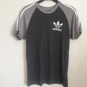  - T-shirt från Adidas, använd endast ett fåtal gånger, säljs då den inte passar mig