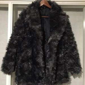  - Blågrå fuskpäls från H&M. Passar S-L då den är stor i storlek. Fint skick, knappt använd. 