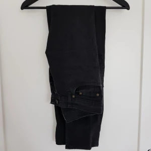  - Jeans från märket acne. 