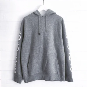  - Dead arms hoodie från Drop Dead, frontmannen i bring me the horizon, Oliver sykes, klädmärke.  Använde en gång, men den är lite för liten på mig så säljer den nu. I nyskick (som sagt, endast använd 1 gång i någon timma).  Säljs för allt mellan £60-100 på olika säljsidor (ca. 665kr-1108kr).  Kan skickas mot fraktkostnaden.