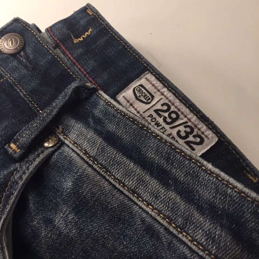 Crocker jeans i modellen POW Flare. Gjort egna hål i dem. Strl 29/32 men uppsydda att passa någon som är runt 168cm lång. 100kr + 50kr frakt. . Jeans & Byxor.