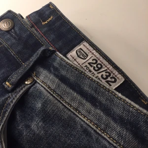  - Crocker jeans i modellen POW Flare. Gjort egna hål i dem. Strl 29/32 men uppsydda att passa någon som är runt 168cm lång. 100kr + 50kr frakt. 