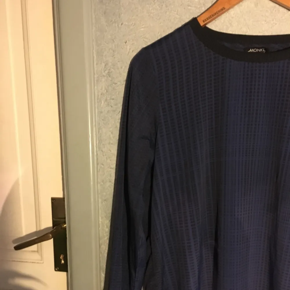 En silkeslik tröja (polyester) från Monki, superskön!  Marinblå/svart mönstrad strl S. Skjortor.
