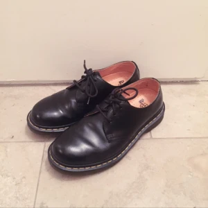  - Dr Martens modell 1461, strl 39 / UK 6. Sparsamt använda och i fint skick. Några få lätta ytliga slitningar som inte syns på håll. Kan skickas mot frakt.