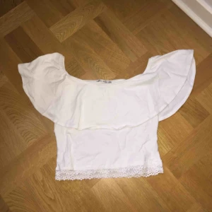  - Söt vit offshoulder topp från Bershka. Köparen står för frakten