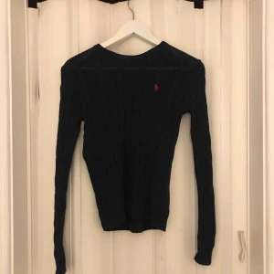  - Fin marinblå stickad tröja från Ralph lauren. Använd men i fint skick, dock ett litet hål vid halsen som ej syns när man har den på sig. Köparen står för frakten på 36:- & betalning sker via swish! 💕
