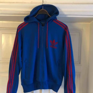  - Adidas hoodie med zip i trevligt skick. Kan hämtas i Uppsala eller skickas mot fraktkostnad 