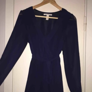  - Jättefin marinblå klänning från Nelly trend. Använd endast 1 gång. Köparen står för frakten