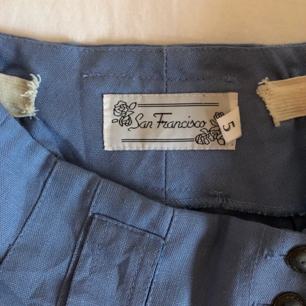 Supergulliga vintage byxor köpt på Second Hand. Möter upp i stockholm eller fraktar mot fraktkostnad. 🌹. Jeans & Byxor.
