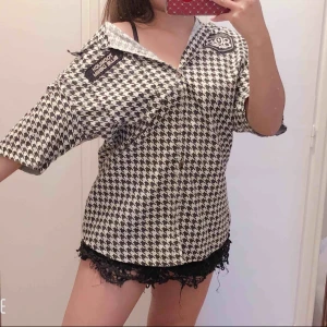  - Skjorta är egentligen för killar men passar även för tjejer - oanvänd - endast prova - storlek M - kan fraktas/mötas i Motala