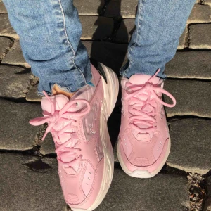  - Säljer dessa knappt använda Nike M2K Tekno strl 39 (funkar även på liten 40) Superfina o perfekta👌Köptes för 999kr och Nike original kartong medföljer. (Solen på bilden gör dom mörkare rosa, dom är som webb bilden i nyans) Slutsålda o Priskandiskuteras🌸