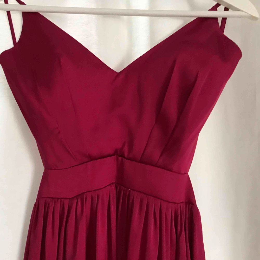 Fantastisk fin balklänning i röd mjuk färg. Använd en gång men kemtvättad, inte en skråma! Storlek S. Köpt för 2000kr, säljes för 500kr. kan skickas!. Klänningar.