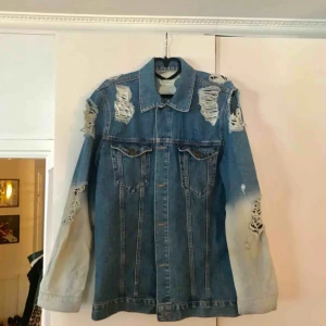  - En jeansjacka som tyvärr inte kommit till användning! Finns att hämta i Uppsala. Kan även posta, köparen betalar då frakt.