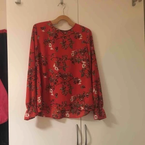  - Från Gina tricot. Knyts i nacken, eller varför inte vända den sidan framåt? Använd 2 ggr