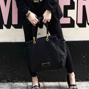  - Marc by Marc Jacobs Too Hot To Handle Bentley Bag. Dustbag medföljer. Inköpt på NK. Nypris: 5050kr,när jag köpte den. Finns att hämta i Leksand. Kan ev. tas till Stockholm. 1000kr inkl frakt