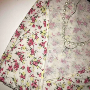 - En vaniljvit, blommig blus med V-ringning från BikBok! Jätteskönt material och sitter jättefint! Storlek S. Köparen står för frakten men kan mötas upp i Kalmar 🌞☁️🌸🌷