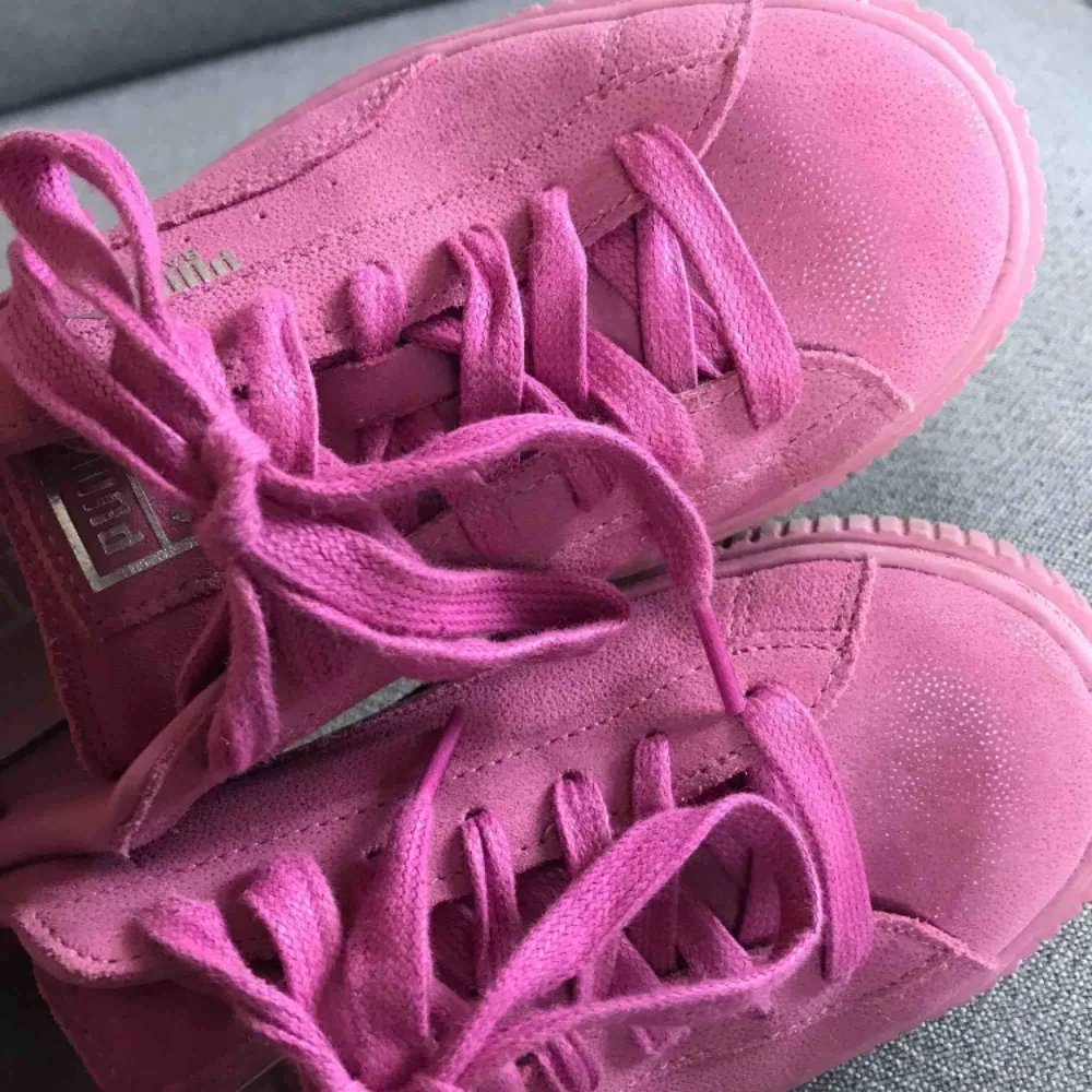 Underbara skimrande rosa skor från Puma Suede, använda ca 1 vecka i somras, supersköna att gå i, bra skick 🍭. Skor.