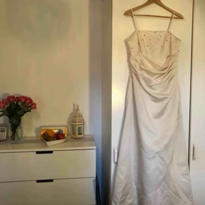  - Enkel, gräddvit balklänning i vintage-stil. Knappt använd och tvättad. Går att alternera med olika toppar. Toppen på bilden kan få köpas till. Axelbanden är påsydda och enkla att ta bort. Den är fläckfri, men någon pärla kan ha trillat av intill armhålan.