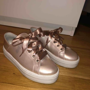  - Superfina skor från K.cobler som går att både klä upp och klä ner. Ett impulsköp som tyvärr inte kommit till användning, så de är så gott som nya! Frakt tillkommer