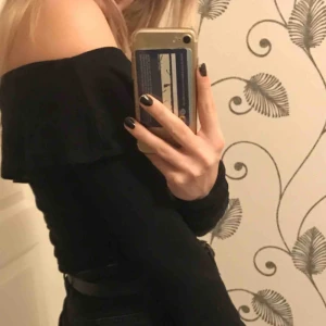  - Snygg tröja som passar både vardag och fest ifrån Gina tricot, storlek S.