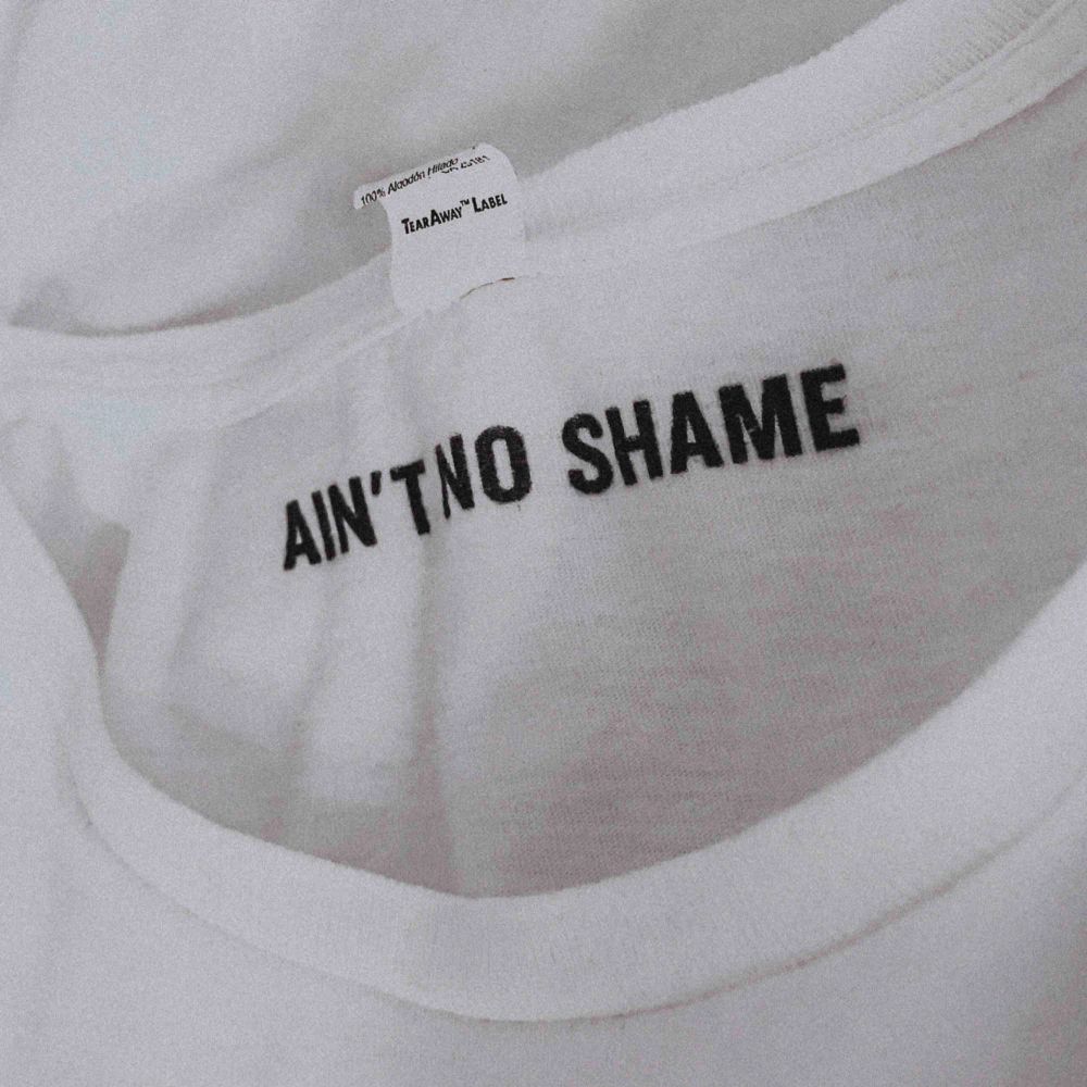 En snygg vit t-shirt från Ain’t No Shame. Endast använd 1 gång. Pris kan diskuteras ☺️. T-shirts.