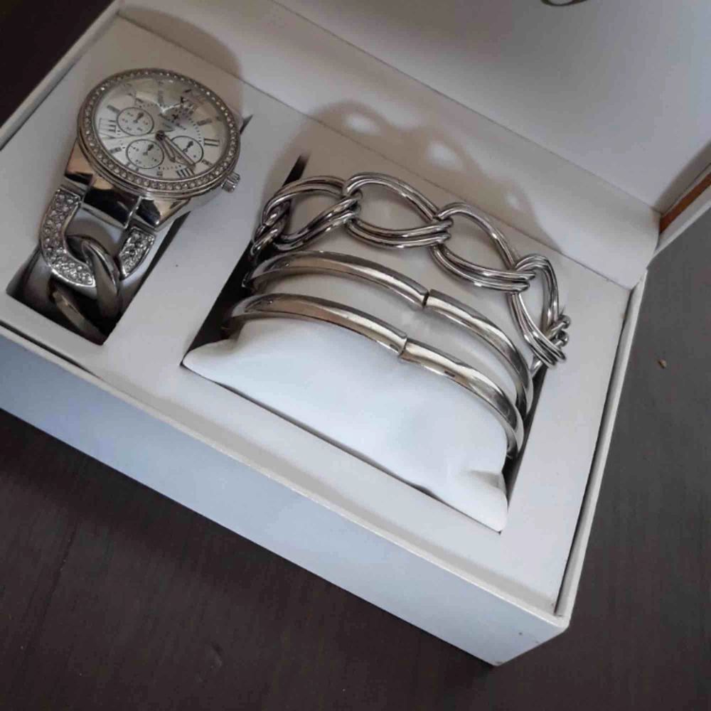 Denna klocka är köpt utomlands för 500kr, den är i bra skick, den fungerar än. Ingen större skada, armbanden medföljer🥰.  200 eller högst bud😉. Accessoarer.