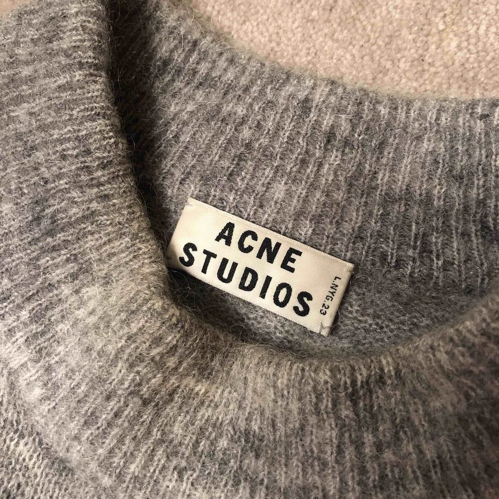 En mysig stickad grå Acne Studios tröja. Lite sliten men inte så att det märks (därav det billiga priset) Är osäker på storleken men skulle själv säga en M eller stor S.  Kan mötas upp eller posta Pris kan diskuteras. Stickat.