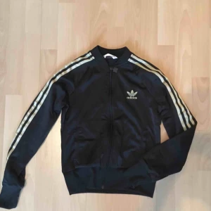  - Adidad track jacket Den svarta: storlek 36 Den gråa: storlek 38