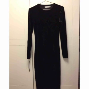  - Sammetsklänning som är använd en gång. Som ny! Passar även Small. Köparen står för frakten!