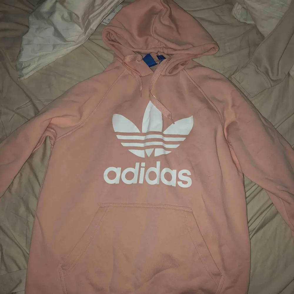 Rosa adidas hoodie i storlek L. Använd endast ett fåtal gånger. Fraktkostnad tillkommer på ca 50kr. Inköpt på ASOS. . Tröjor & Koftor.