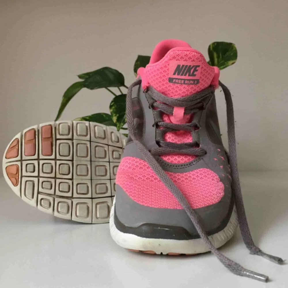 Rosa/grå Nike free run i storlek 39. Supersköna och lätta! Skulle säga att de är i fint begagnat skick, med lite mindre skavanker här och där (se bild 3). 🌻. Skor.