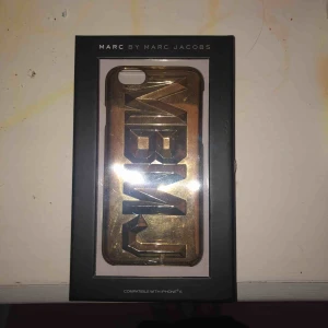  - Jättefint iphone skal från marc jacobs!  Pris kan diskuteras vid snabb affär. Passar iphone 6/7 möjligtvis 8 också. 