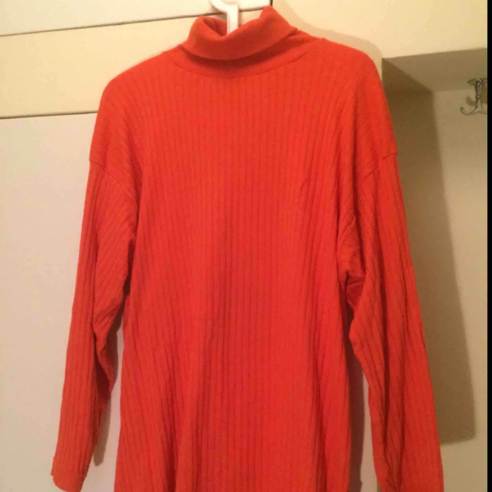 Bright orange Turtle neck!! Lovely on the skin and can b worn as dress/shirt if ur short enough :-). Tröjor & Koftor.