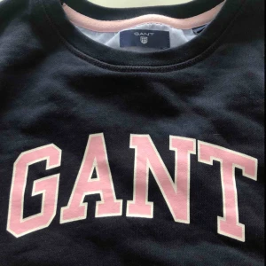  - Mörkblå sweatshirt, Gant. NYSKICK, använd bara en gång.✨ Stl. 16-17 år men passar S-M i vuxenstorlek.  Skriv om du har några frågor och kolla gärna in mina andra annonser💓