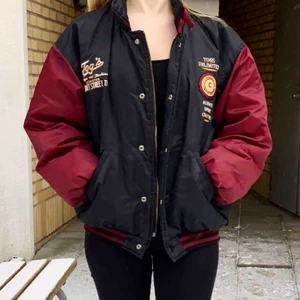  - 🔥Unik röd/lila och svart bomberjacka🌵🌵🌵 Älskat den sen jag fyndade för några år sen🌜🌜🌜STOR jacka, unisex, inuti på en ficka är det en namnlapp (ingenting man ser).  FRAKT INGÅR🔥 - stor jacka = stort paket💥