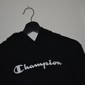  - Sjukt snygg och varm championtröja med luva som tyvärr blivit för liten för mig. Frakt tillkommer på 50 kr 😍 OBS tröjan är inte smutsig, ser ut så pga smutsig mobil