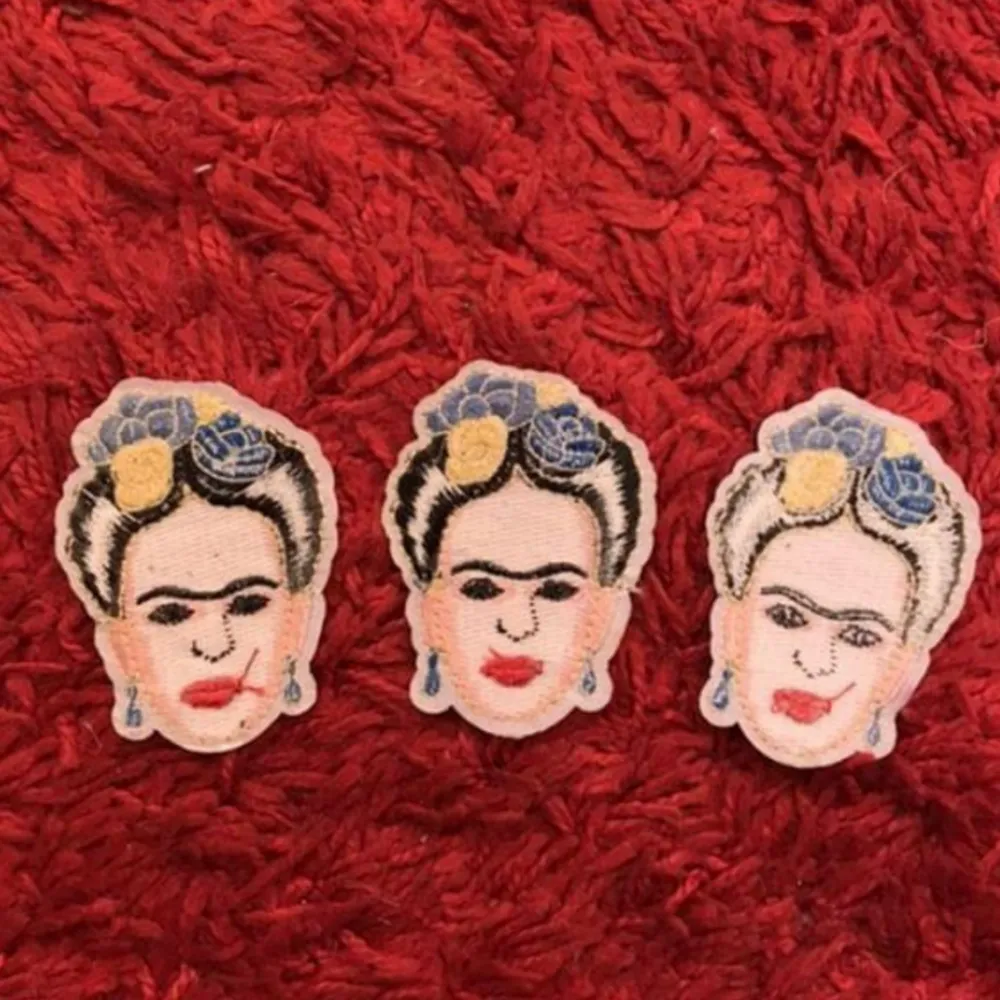Säljer dessa tre jättefina Frida Kahlo patches som man enkelt styrker på kläder. Som på ett par jeans eller jacka! De är ca 7 cm på höjden och ca 5 cm på bredden. Säljer dom för 25 kronor styck och då ingår frakten! Säljer alla tre för 60!. Övrigt.