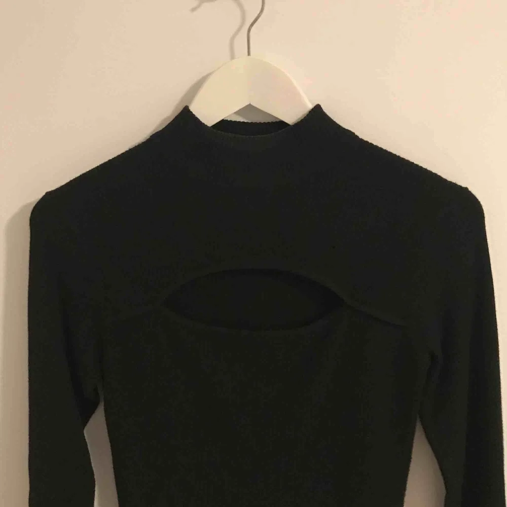En fin, svart tröja i M storleken som passar också för dom som har L 🌺. Tröjor & Koftor.