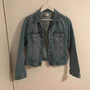  - Jeansjacka i storlek 42, funkar väldigt bra som ” oversize “ 