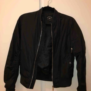 - Vanlig svart bomberjacka från crocker. Är storlek XXS men sitter som en S
