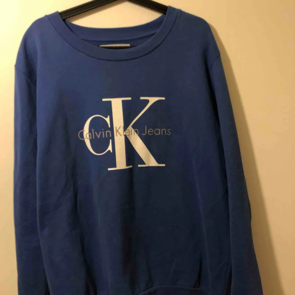 Calvin klein sweatshirt i strl XL (har vanligtvis s men denna sitter tight i armarna plus att d e nice med oversize ;))) ) . Tröjor & Koftor.